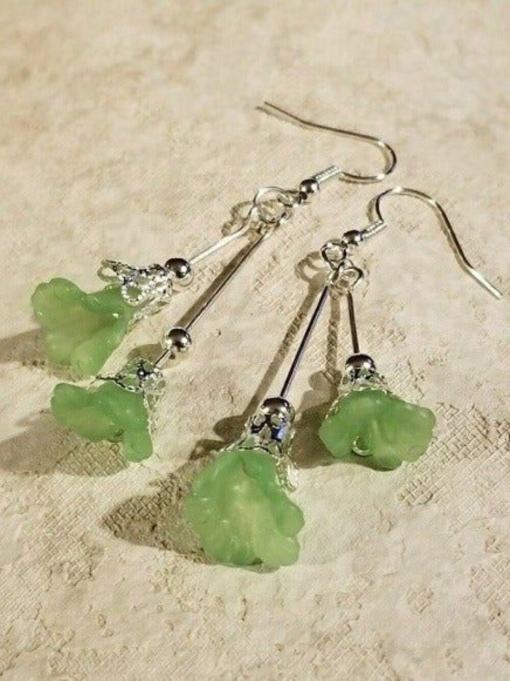 Lightweight Frosted Lucite Tulip Earrings Green and Silver - Picture 1 of 1